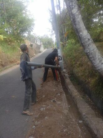 Galihan Pipa Program Pamsimas Menuju Lokasi Sumber air di  Desa Pegayaman